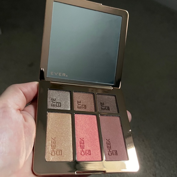 New Ever Out the door cheek and eye shadow palette - Picture 2 of 5